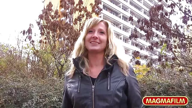 A bespectacled young porn star film x gratuit sodomie violently fucks with a man in her shaved vagina